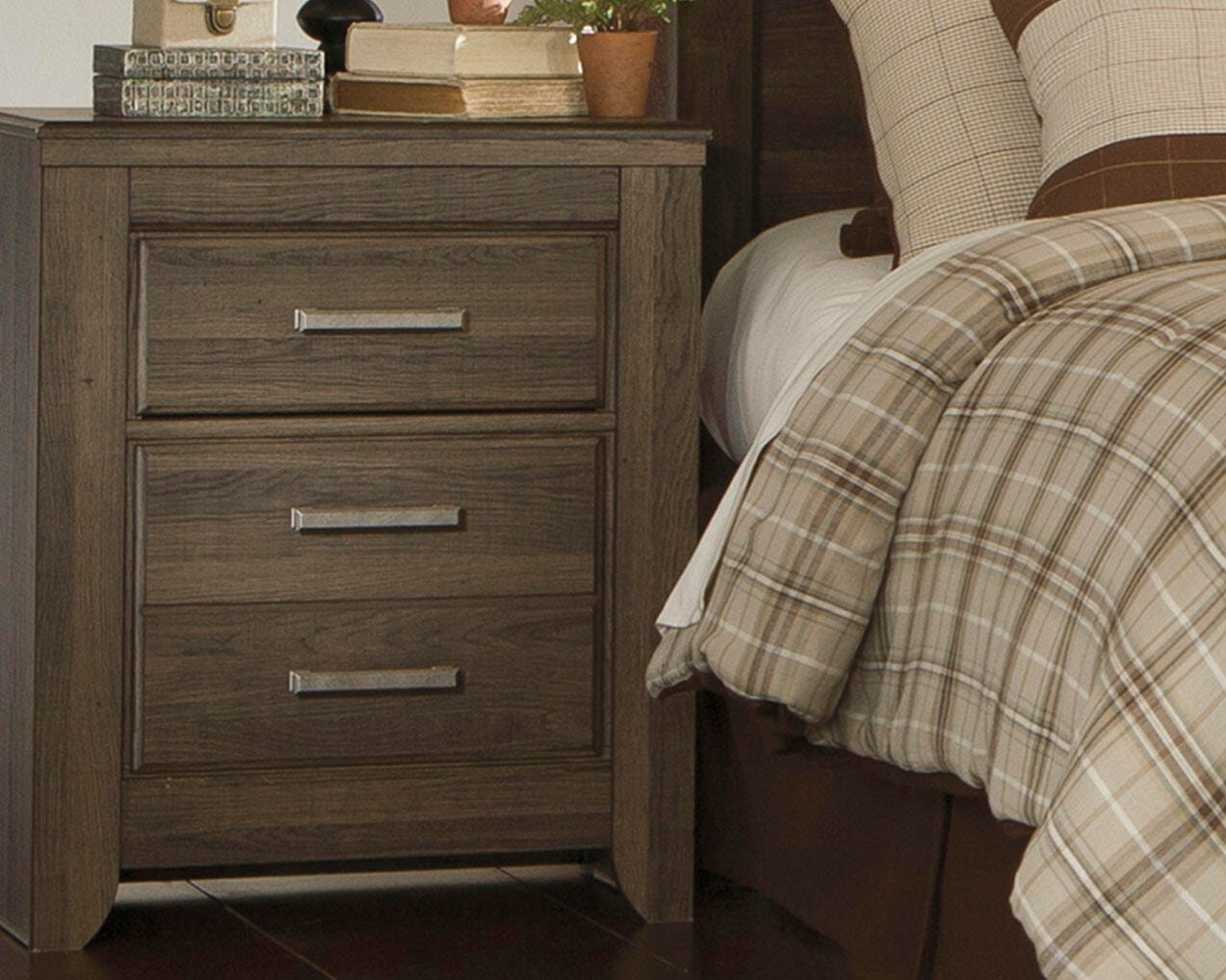 Juararo Panel Bed with Mirrored Dresser, Chest and 2 Nightstands