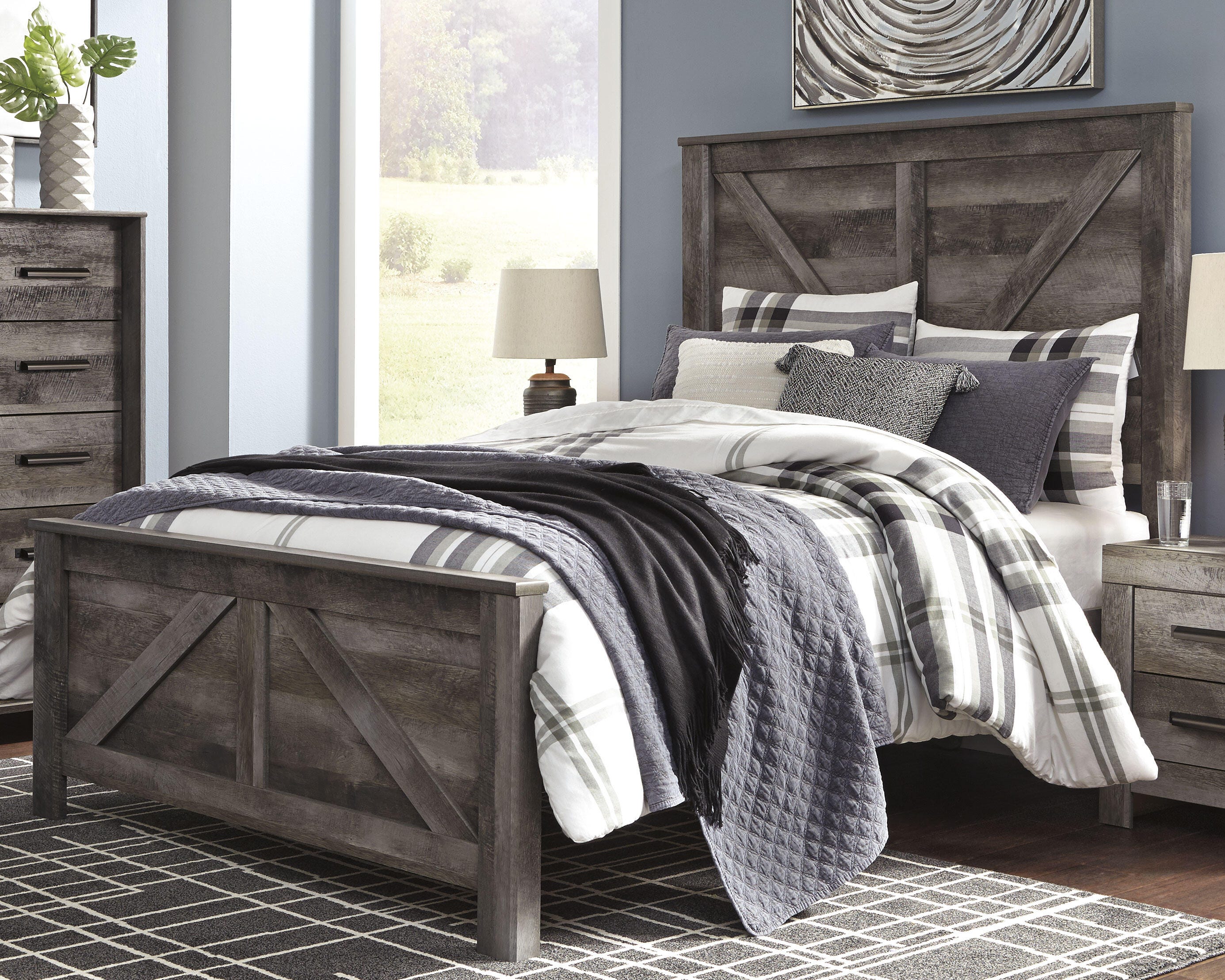 Wynnlow Crossbuck Panel Bed with Mirrored Dresser, Chest and 2 Nightstands