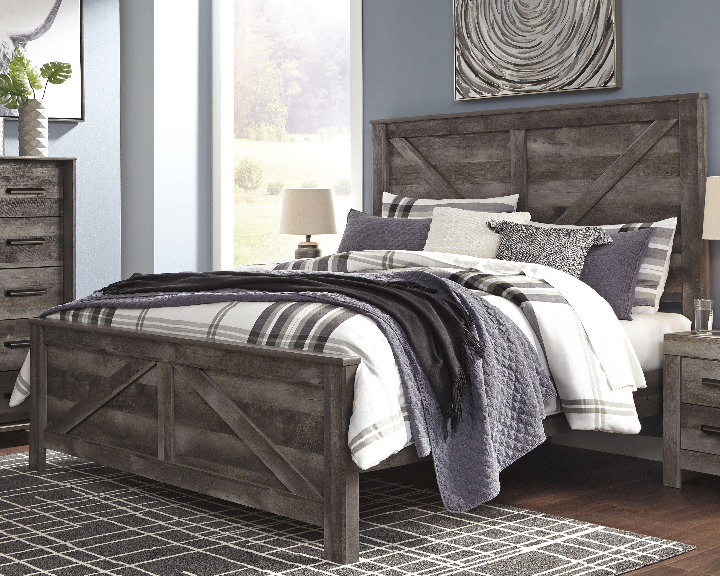 Wynnlow Crossbuck Panel Bed with Mirrored Dresser and 2 Nightstands