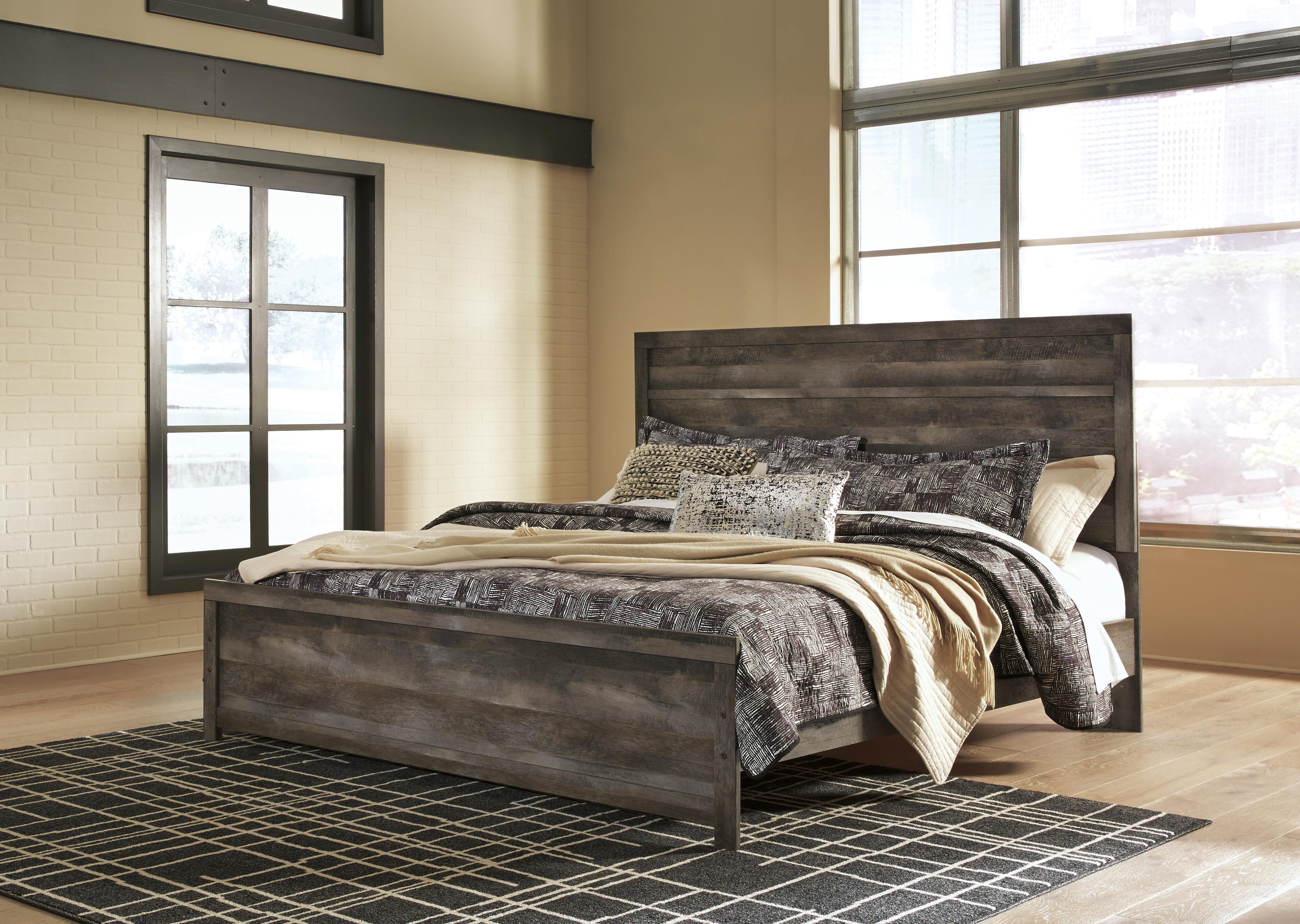 Wynnlow Panel Bed with 2 Nightstands