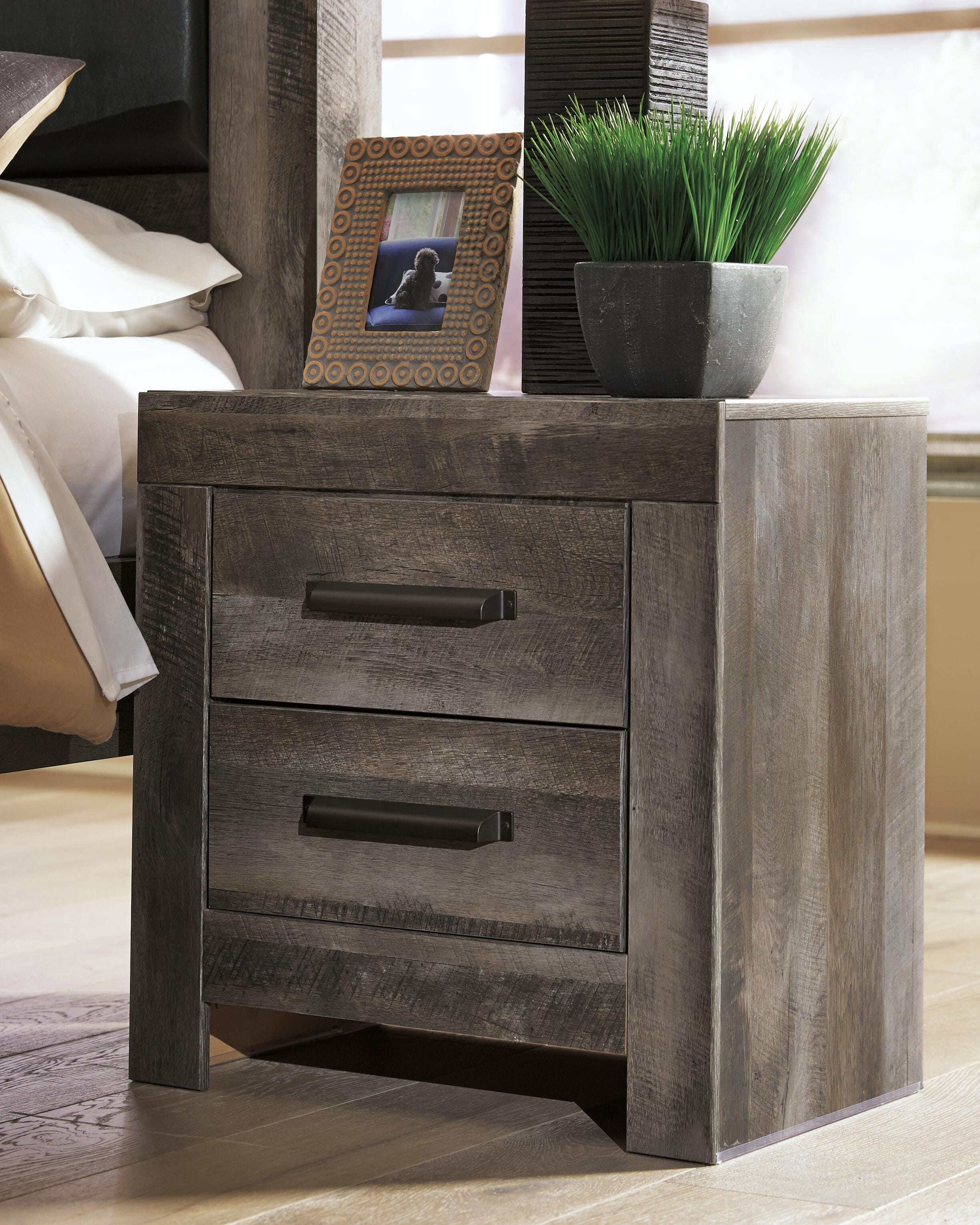 Wynnlow Crossbuck Panel Bed with Mirrored Dresser and 2 Nightstands