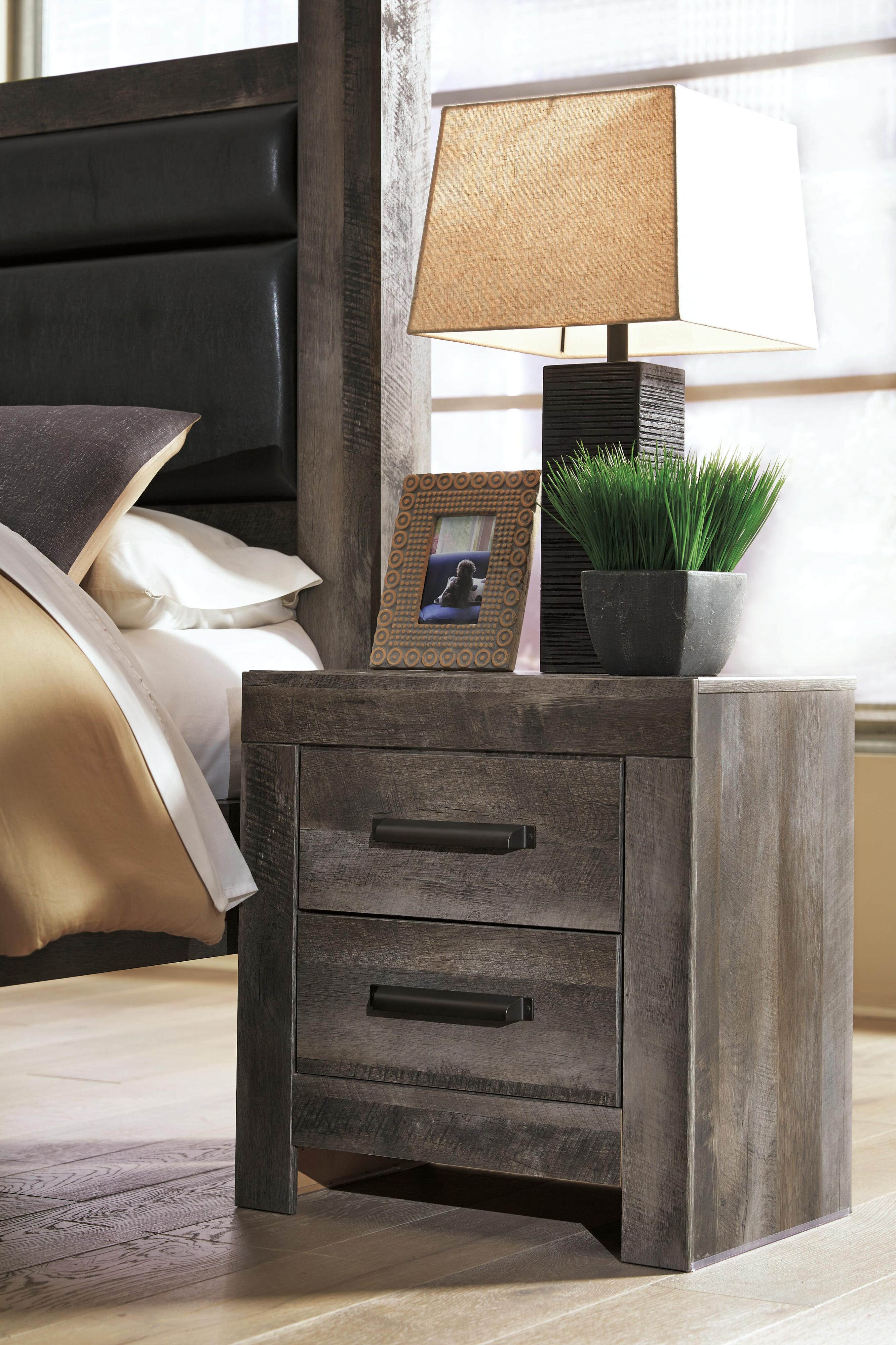Wynnlow Panel Bed and Nightstand
