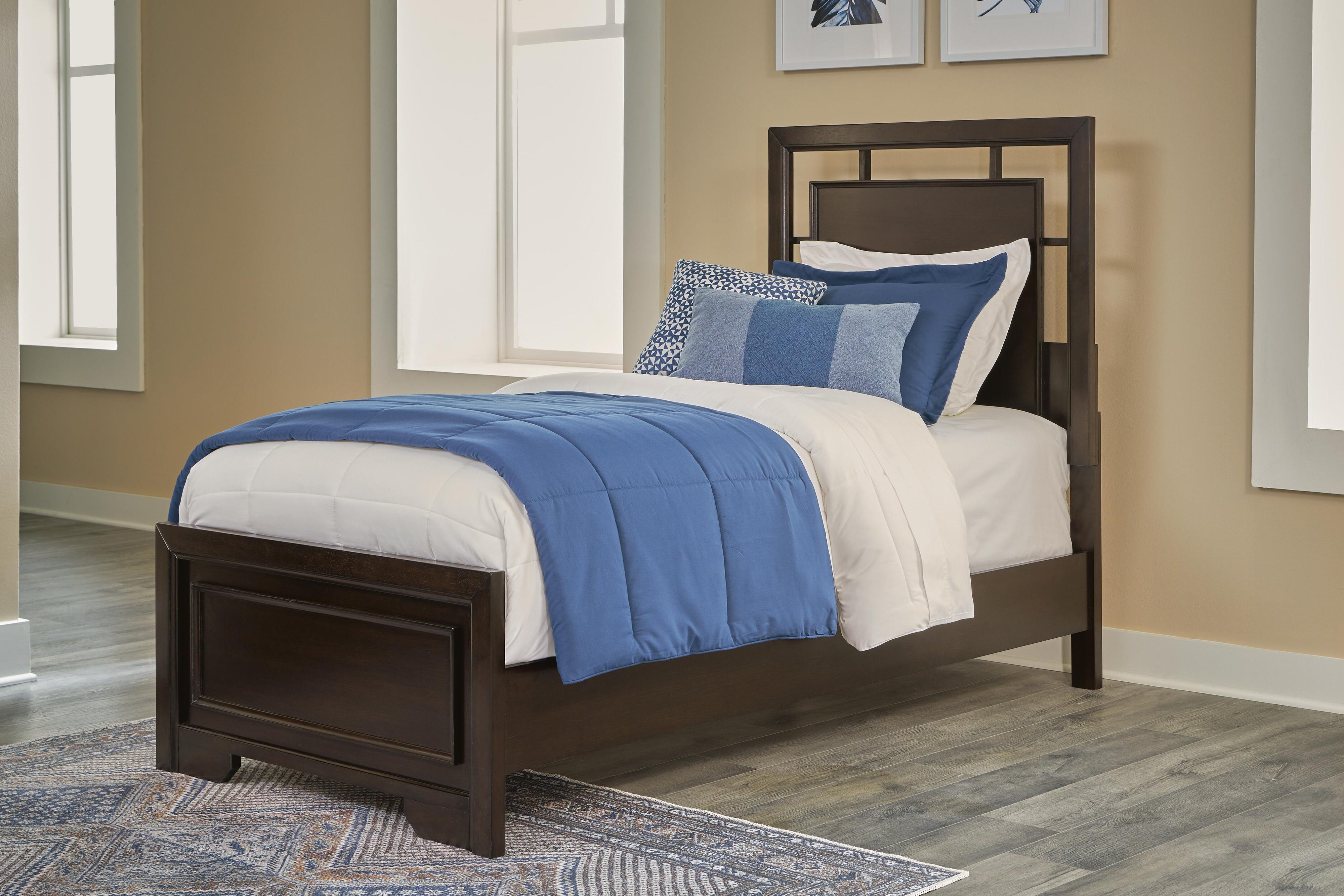 Wynnlow Panel Bed, Dresser, Mirror and 2 Nightstands