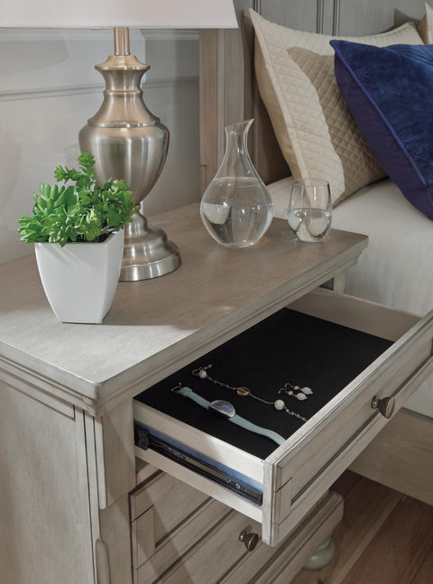Lettner Panel Bed with Mirrored Dresser and 2 Nightstands