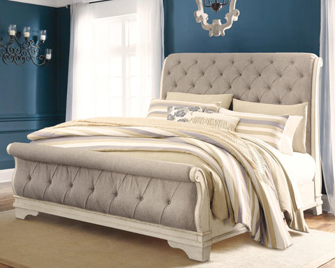 Realyn Sleigh Bed with Mirrored Dresser