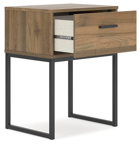 Deanlow Platform Bed and 2 Nightstands